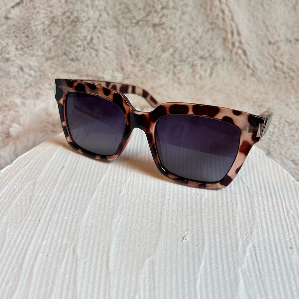 Emerald Isle Mauve tortoise Frame Gradient Black Lens